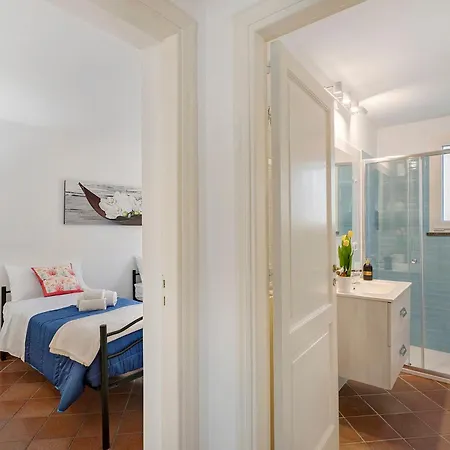 La Perla House Guest house