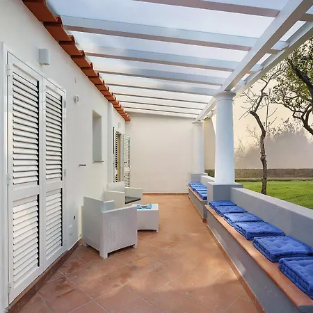 La Perla House Guest house
