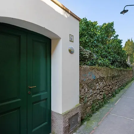 La Perla House Guest house